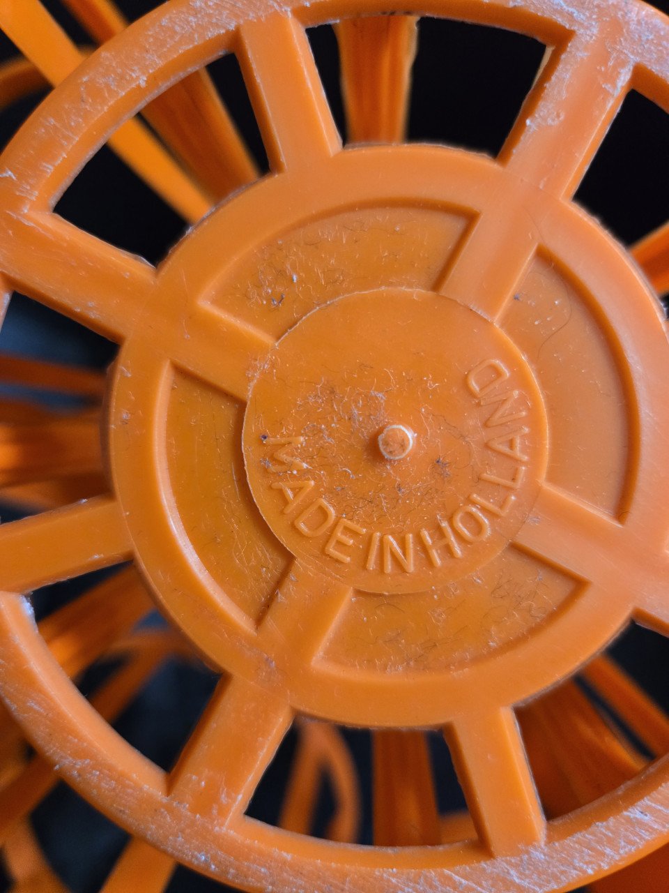 Leuke retro oranje flessenhouder. Jaren 70.  'made in holland'.