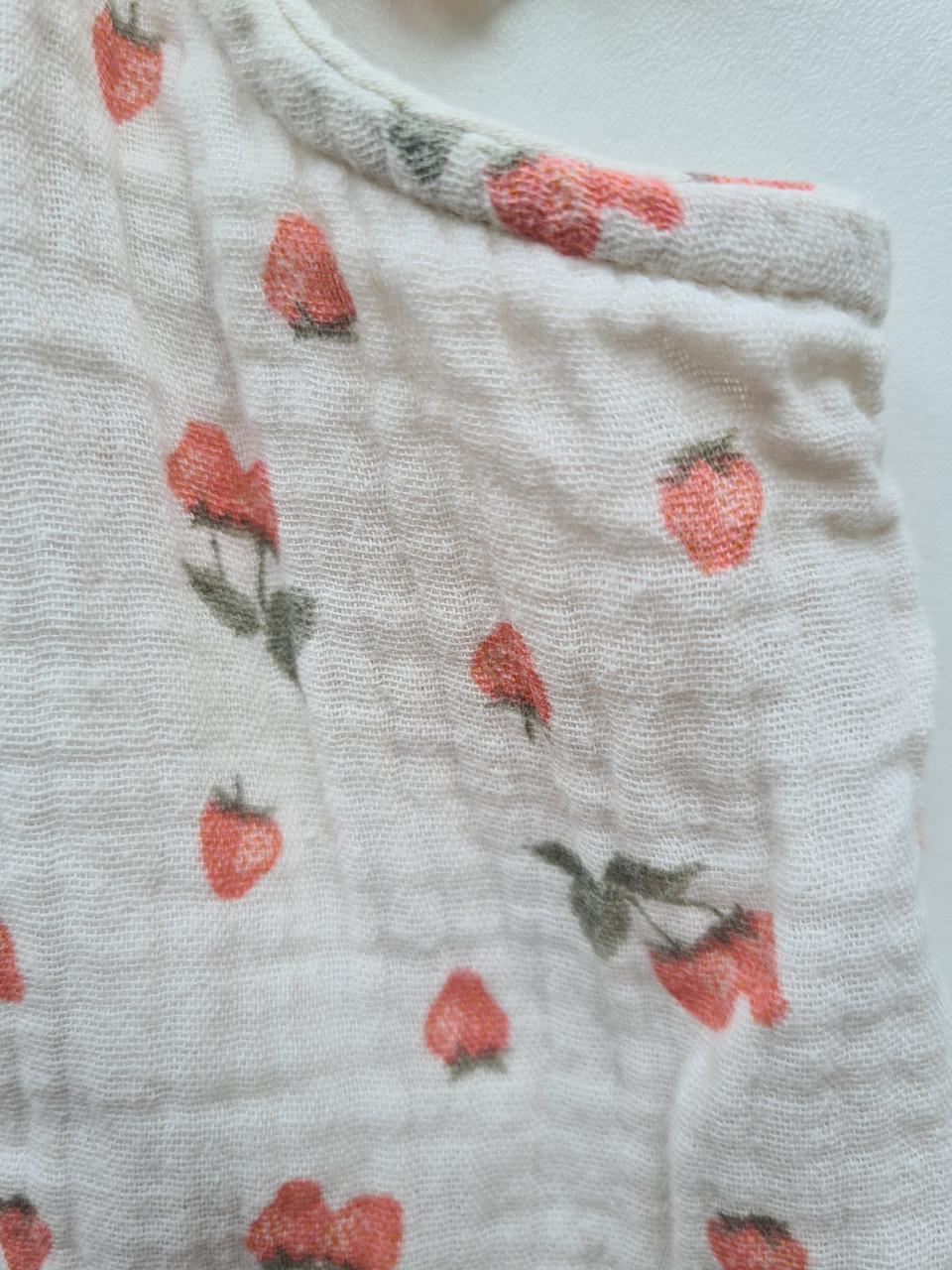 Ecru, licht beige jurkje met aardbeien van Hema  Maat 122-128
