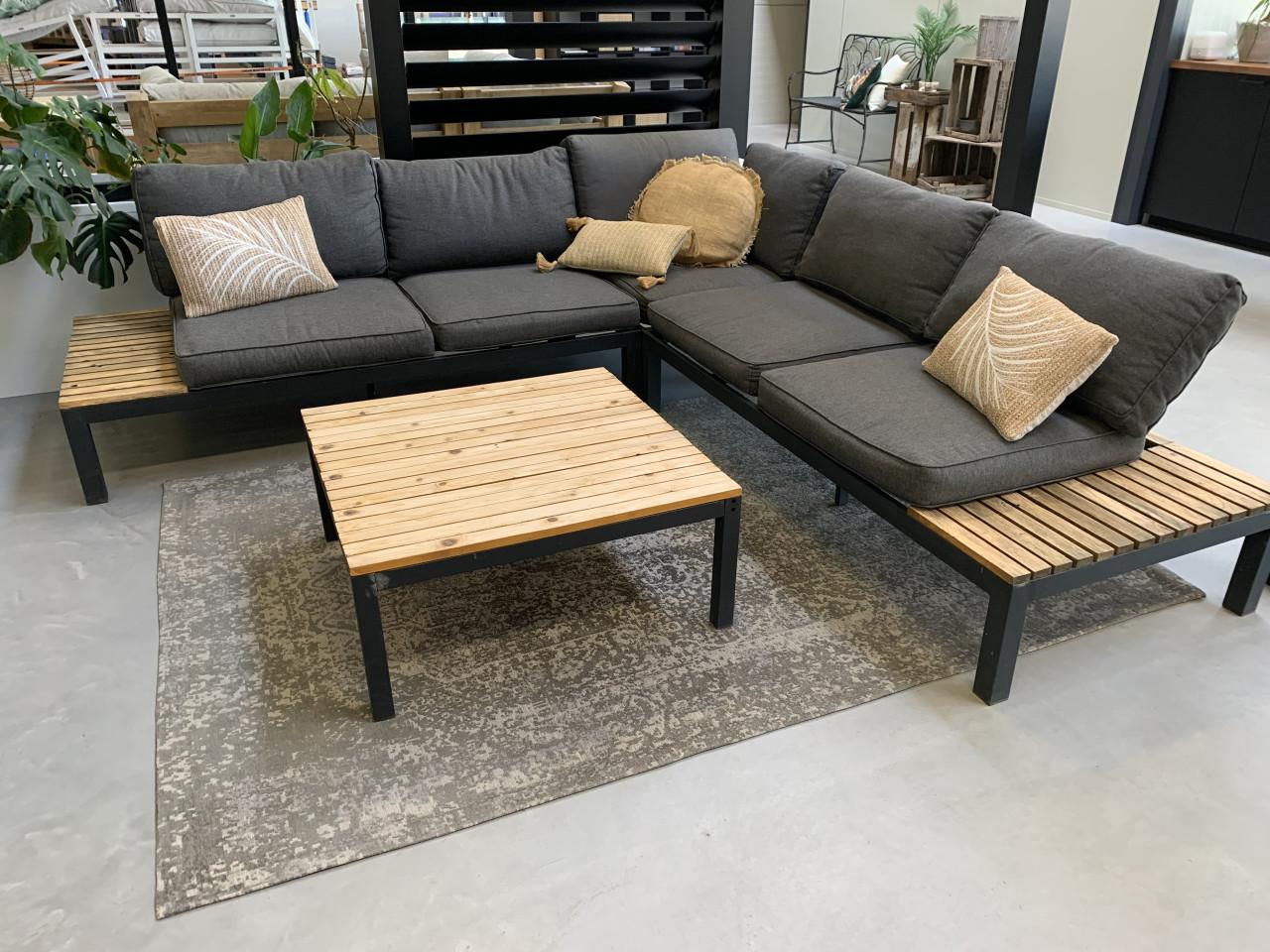 Zwart aluminium loungeset met houten plateaus, en tafel en kussens.