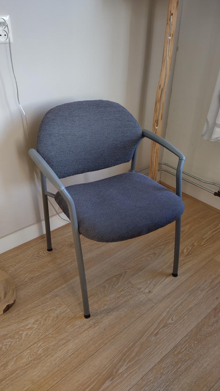 Grote vergadertafel met stoelen