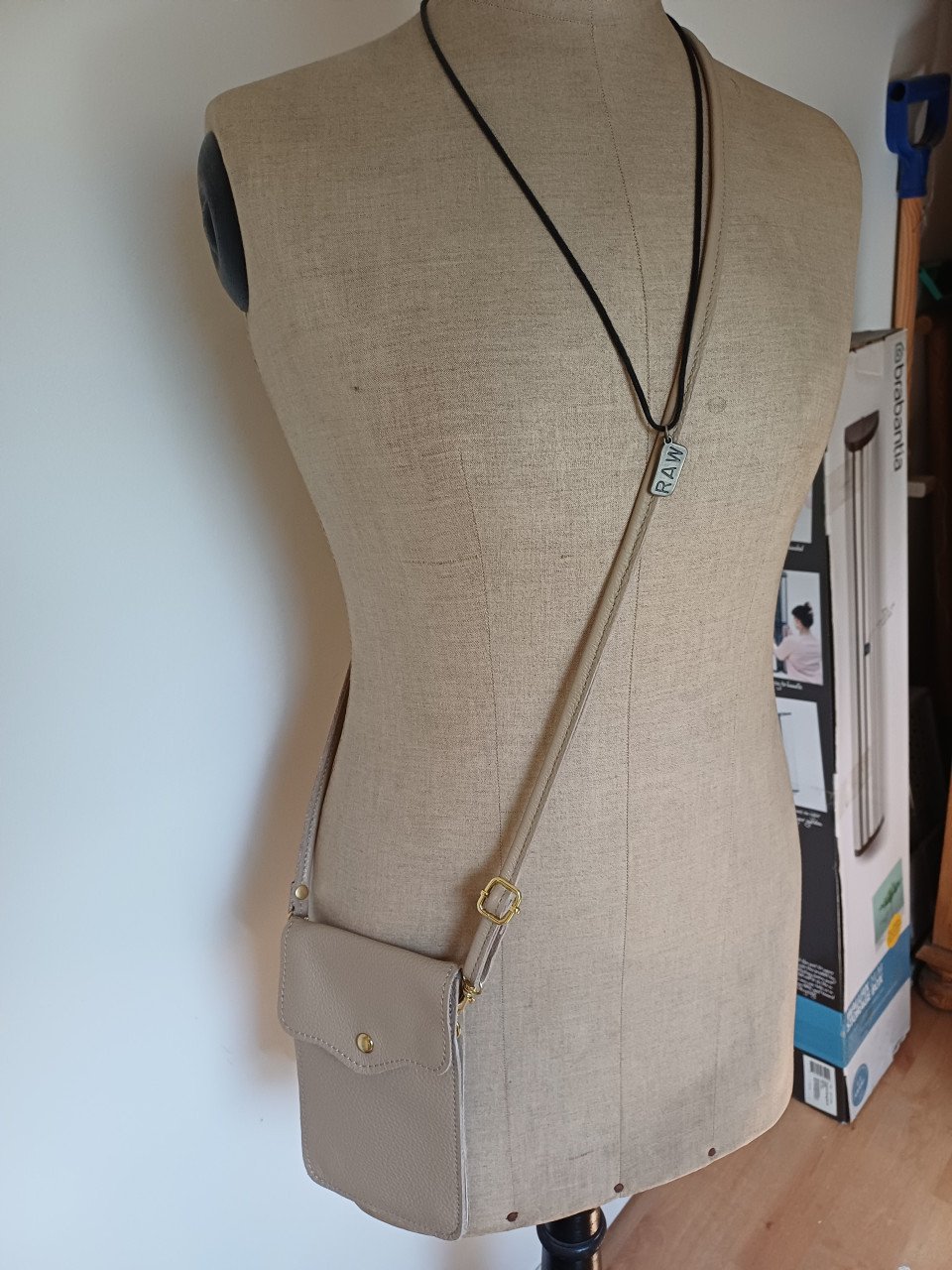 NIEUW: telefoontasje van PU leer - zandkleurig