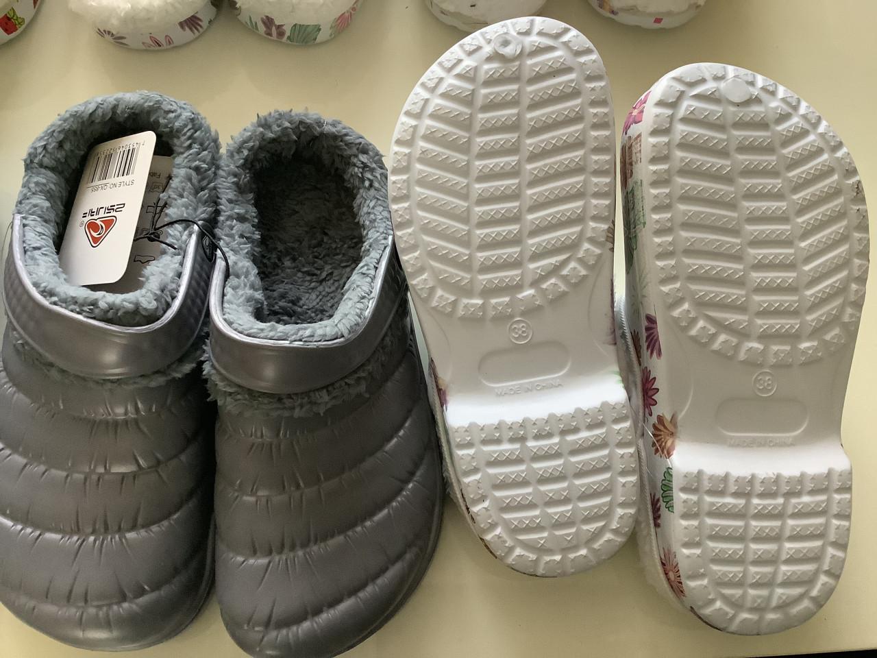 Partij leuke gevoerde klompen. ( partij 65)