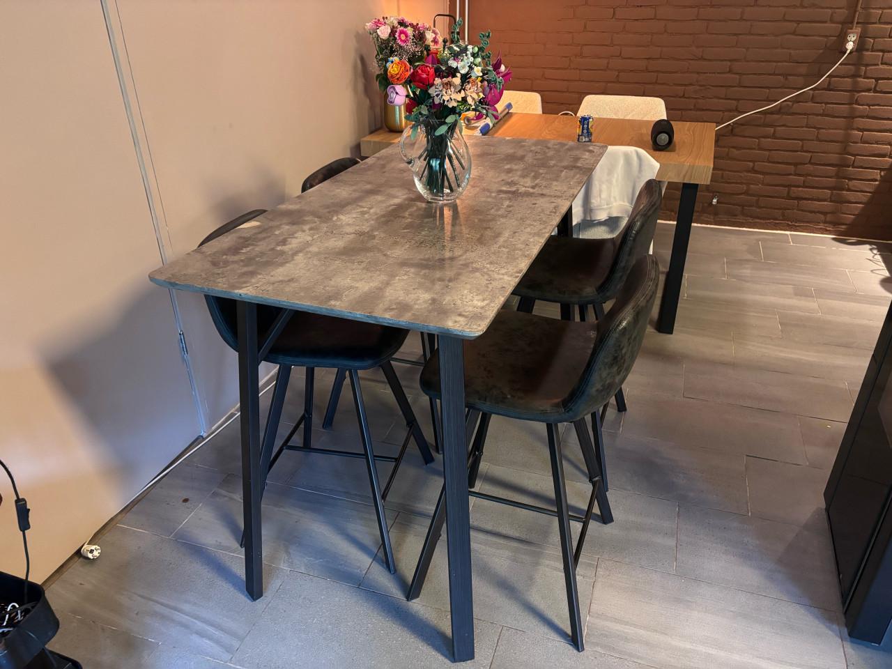 Hoge tafel met stoelen
