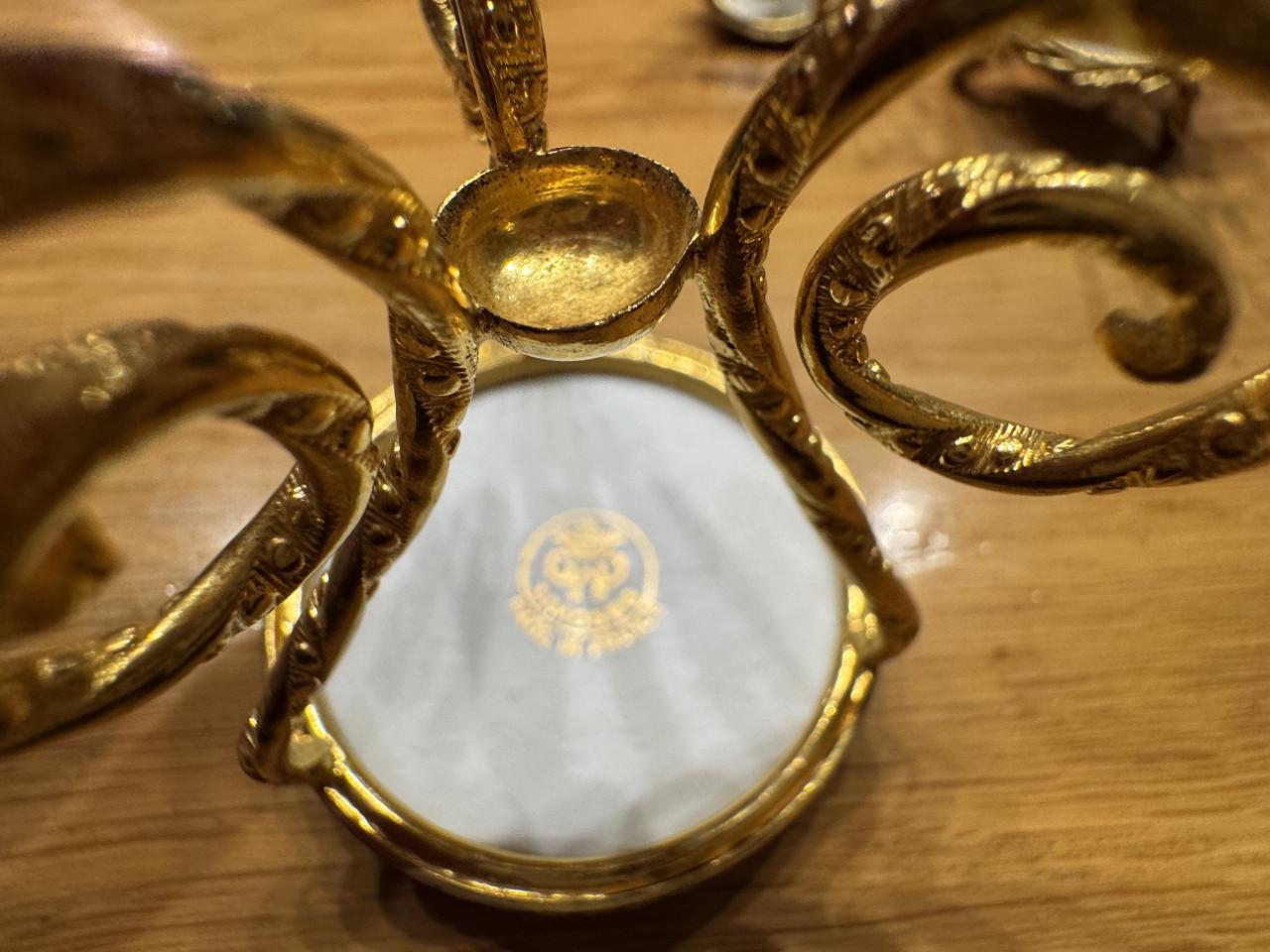 Minatuurtjes "Limoges" 4 stoeltjes 1 tafeltje en 1 bankje goud/porselein