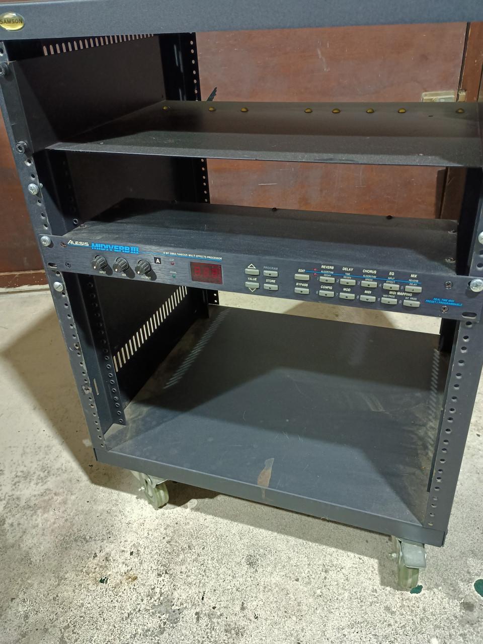Midiverb III en verrijdbaar 19inch rek