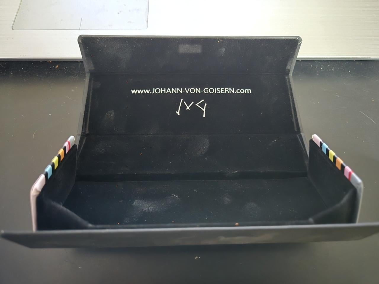 Johann von Goisern opvouwbare brillenkoker met magnetische sluiting.