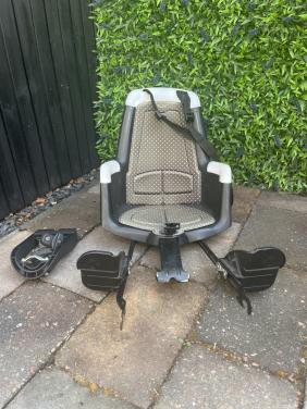 Kinderzitje achter Bobike