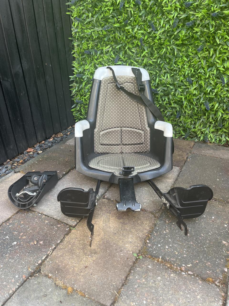 Kinderzitje achter Bobike