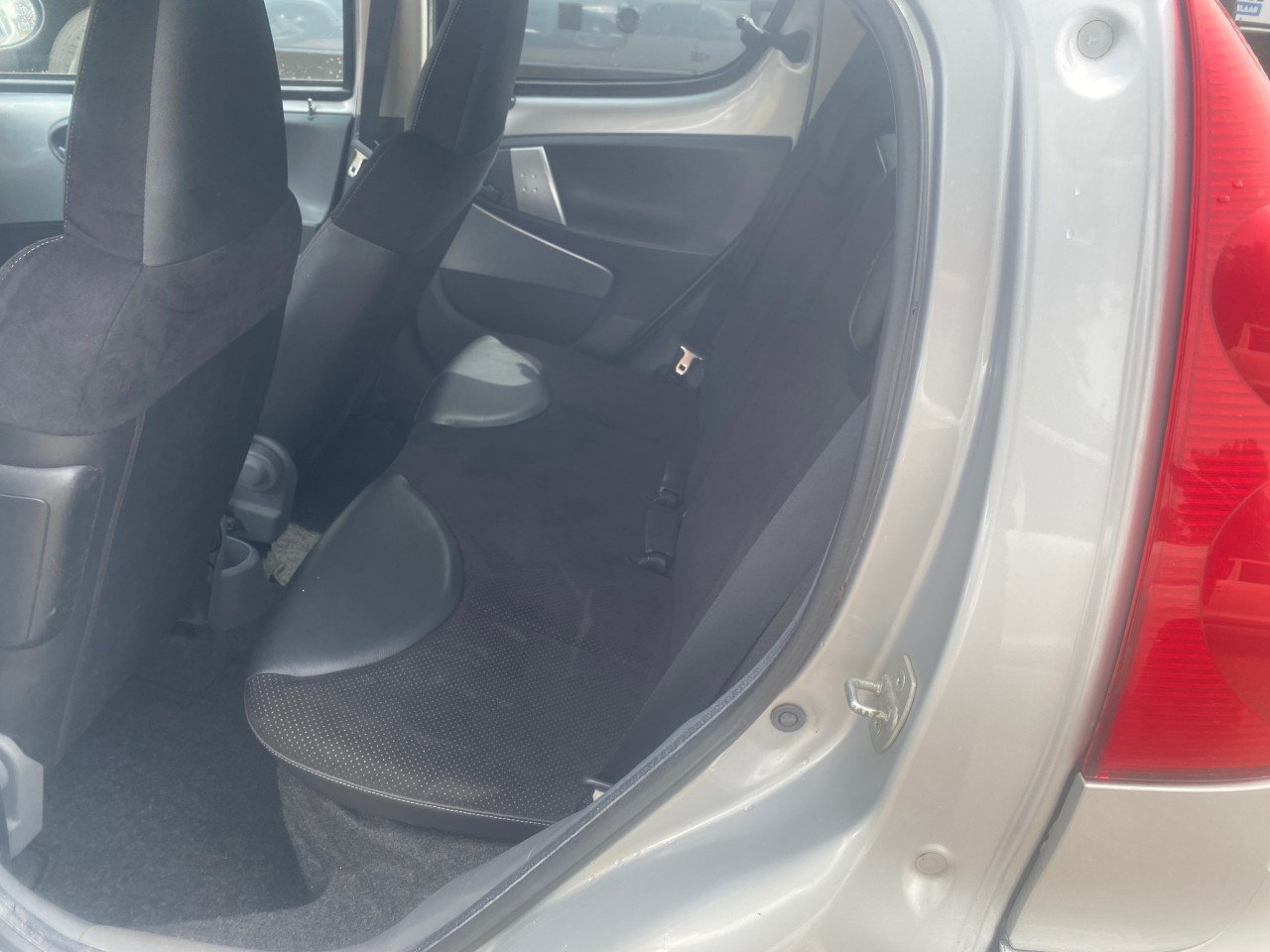 Peugeot 107 Black en Silver 1.0, 3mnd gar., jaar APK, beurt, carplay radio!