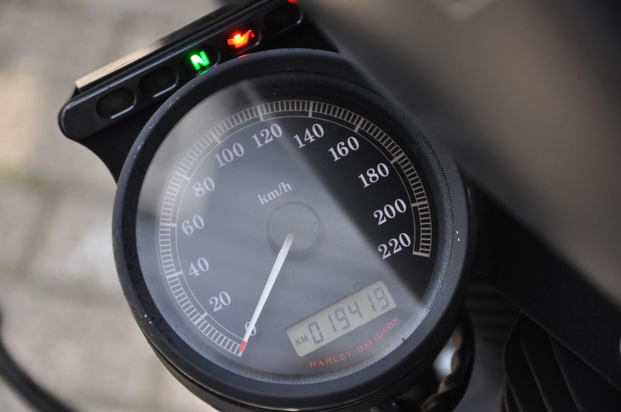 Harley Davidson XL 883 N Sportster Iron mooi aangepast!