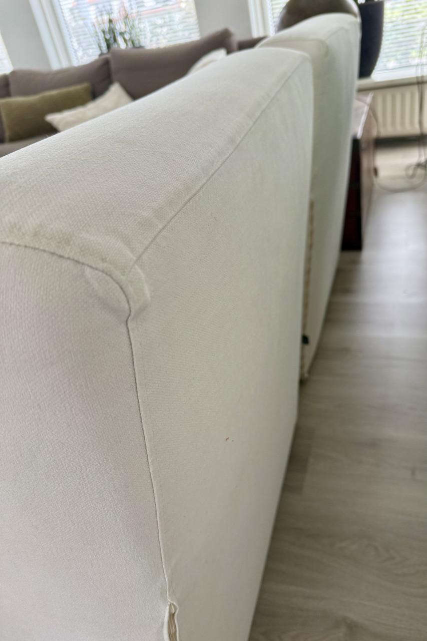 Twee witte SOHO Company fauteuils