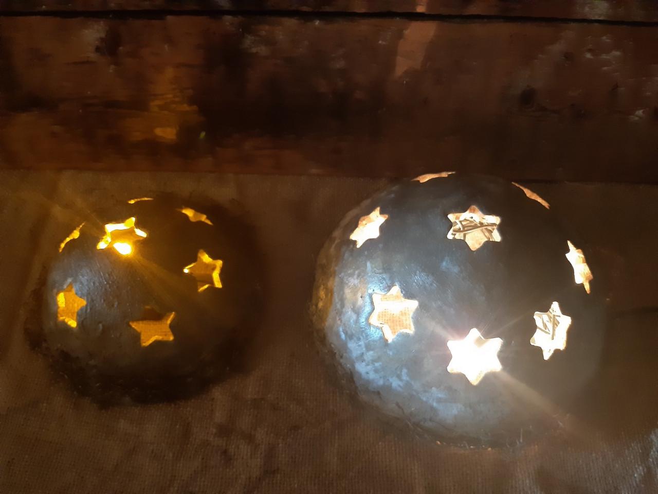 Partij betonnen schalen, bollen en kaarsstandaards, veel in kerstsfeer