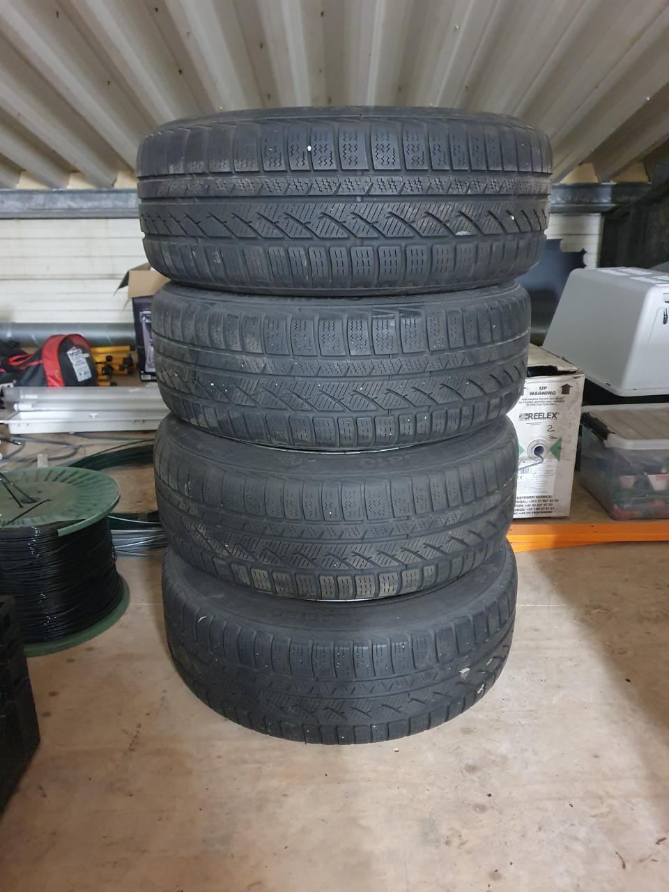 Set winterbanden op Volvo velgen