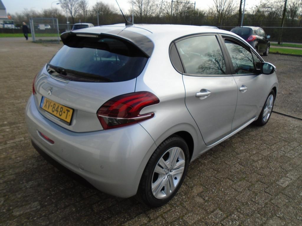 Peugeot 208 1.2 puret. signature