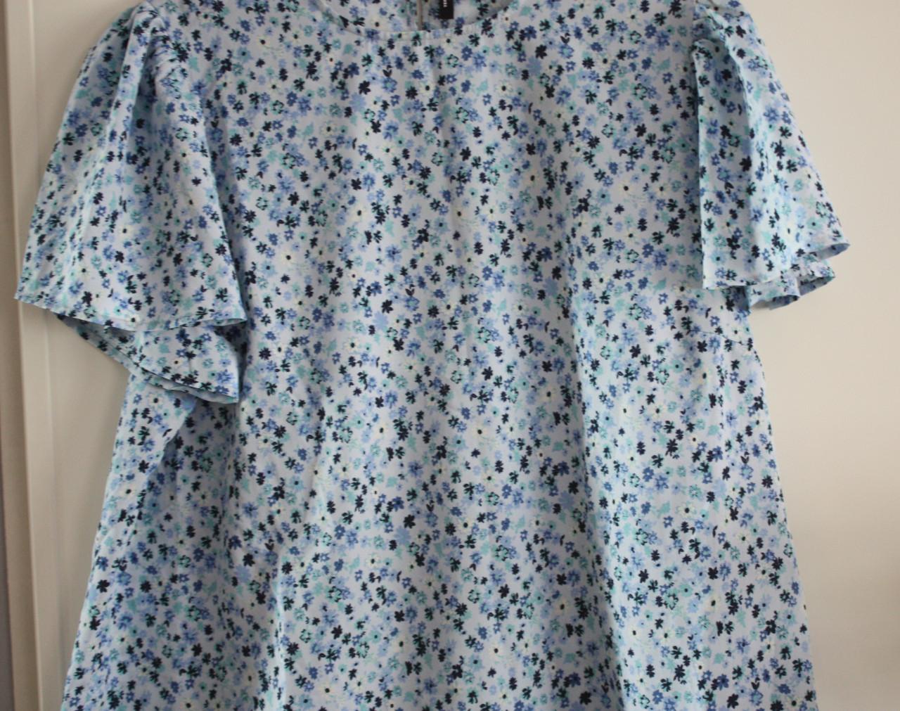 Licht blauwe  met bloemen print  shirt maat 48