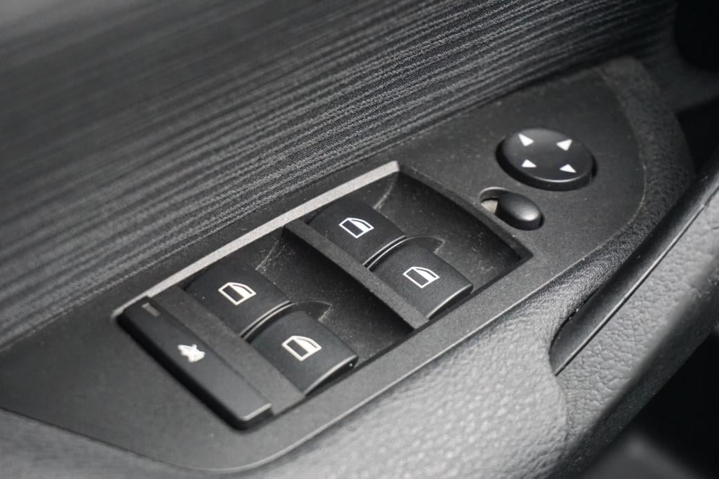 BMW X1 sdrive18i executive airco / navi / cruise / parkeers. / elektr. rame