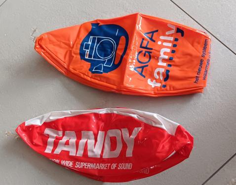 2 KLEINE OPBLAASBARE STRANDBALLEN