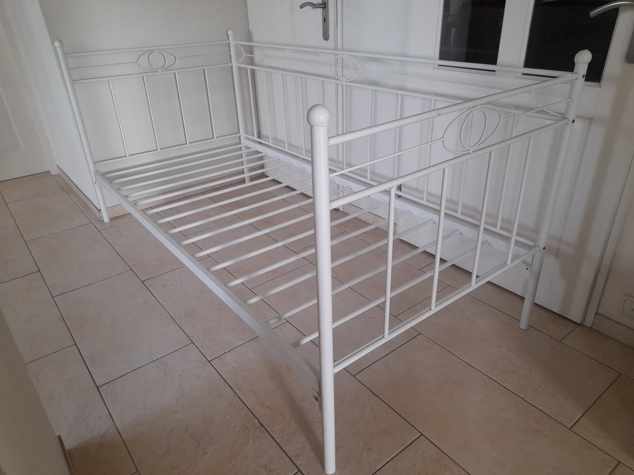 1 Persoons meiden bed  90 x 200 (in goede nette staat )