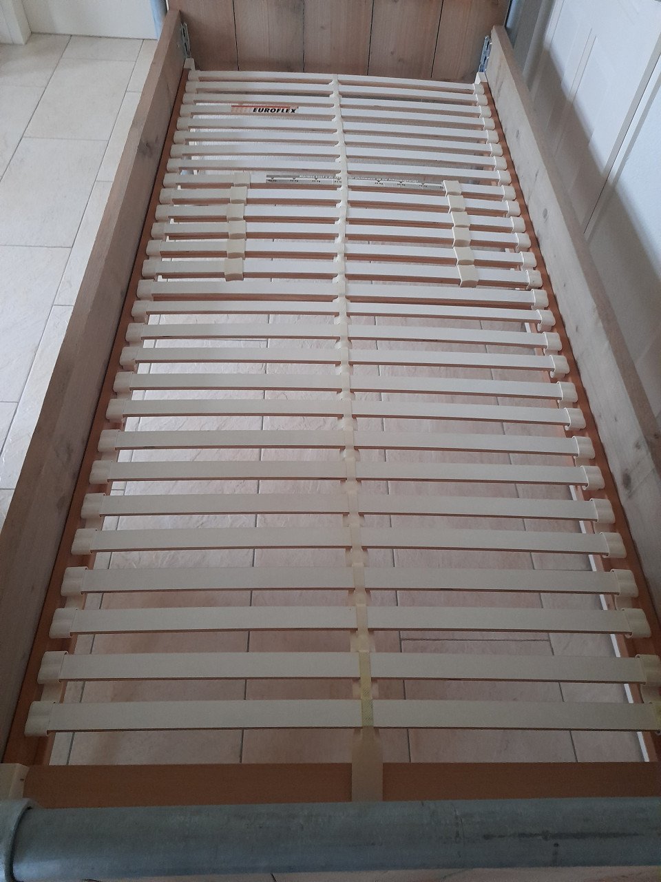 Zeer stevig 1 persoons bed 90 x 200 (in goede nette staat )