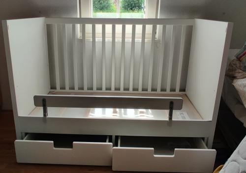 Baby ledikantje Ikea Stuva wit matras enz