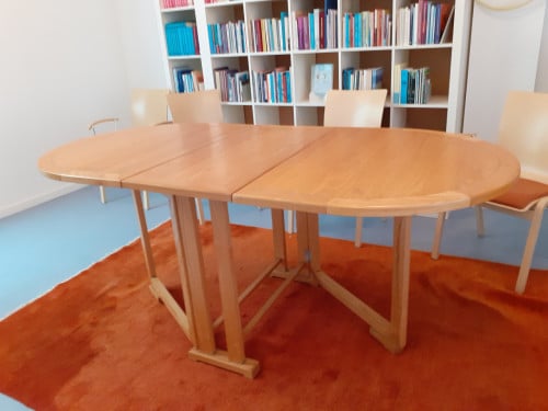 Ovale eet- of vergadertafel van echt beukenhout