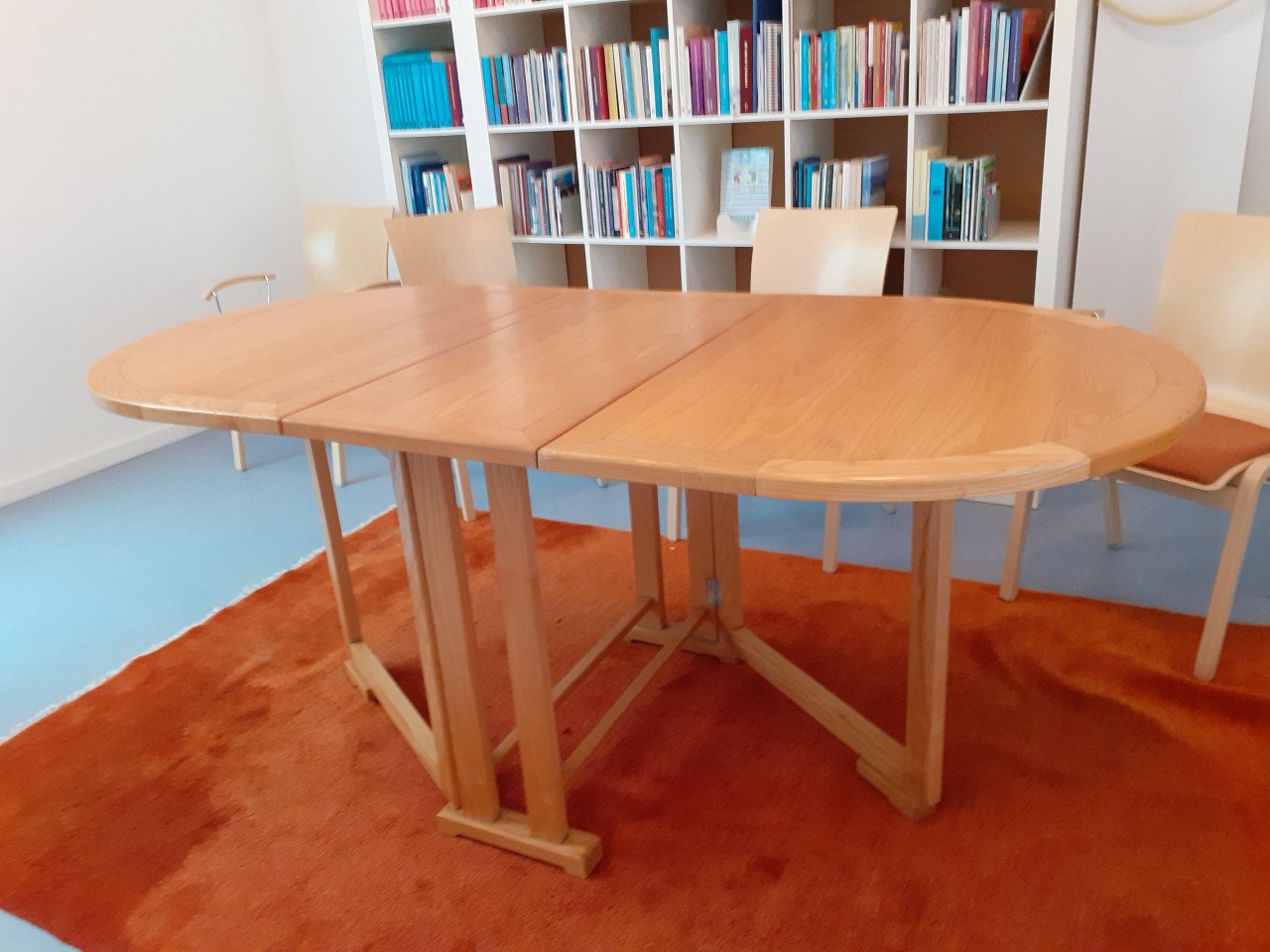Mooie eet- of vergadertafel van echt beukenhout