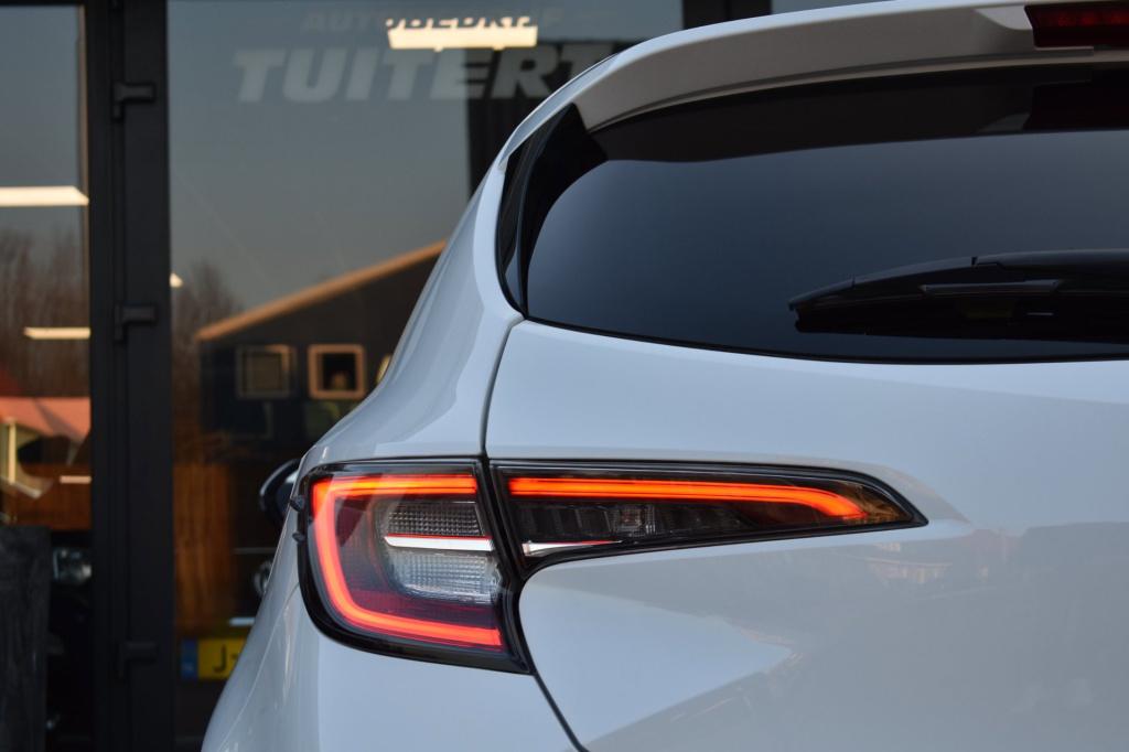 Toyota Corolla 1.8 hybrid dynamic | camera | apple carplay | android auto |