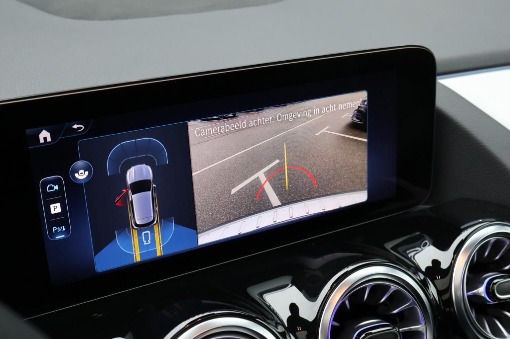 Mercedes-Benz Gla-klasse 180 amg line i 2025 i panorama dak i manufaktur al