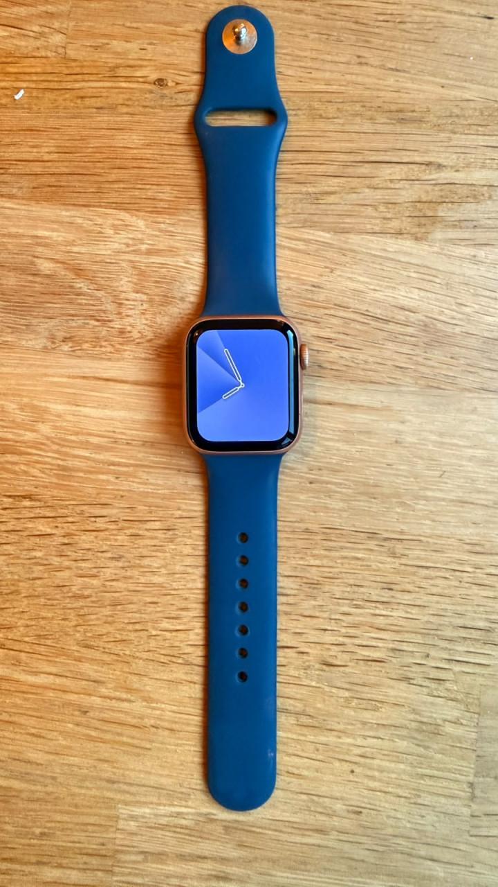 Apple Watch SE 2021 - 40mm - Roségoud - Als nieuw, altijd beschermd.