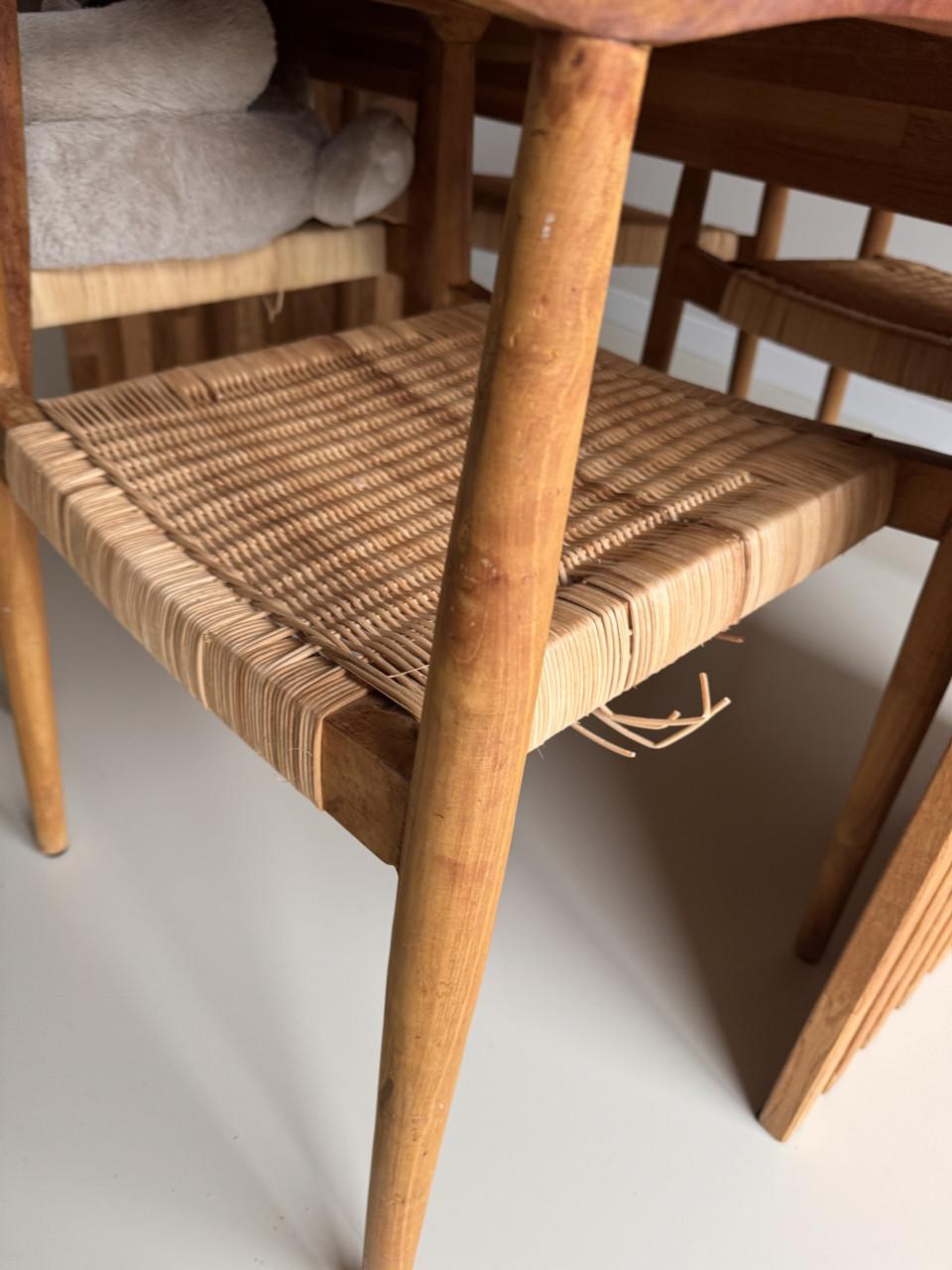 Eettafel met vier eetstoelen te koop