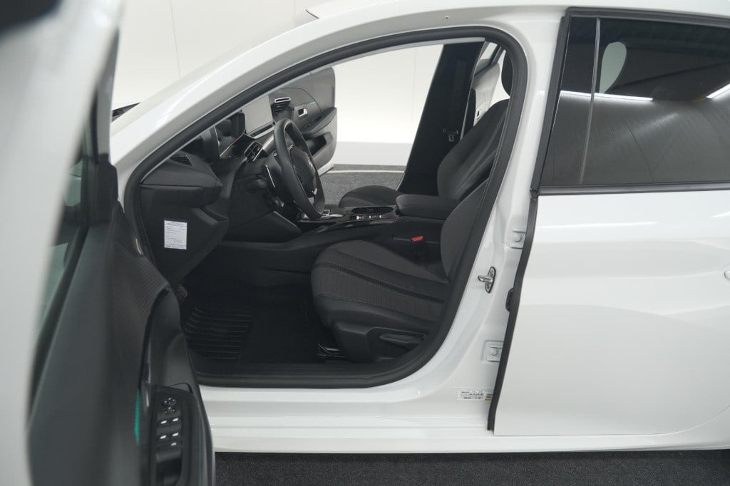 Peugeot 208 puretech 100 eat8 allure pack | camera | navigatie | apple carp