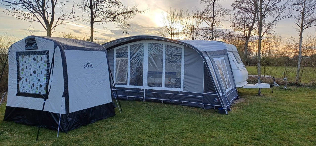 Hobby 440 (2000) met als nieuwe voortent