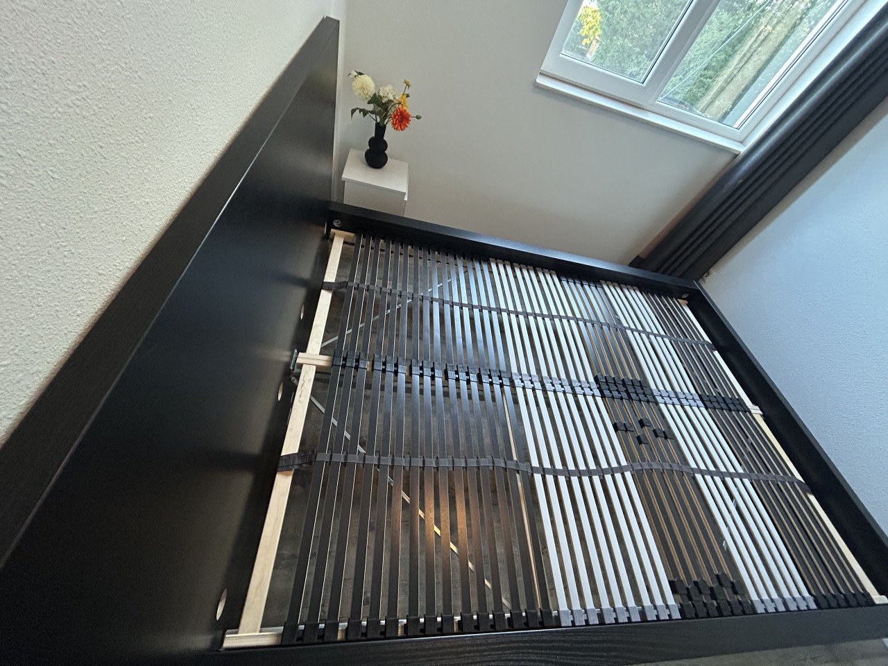 Bed frame + lattenbodems (140x200)