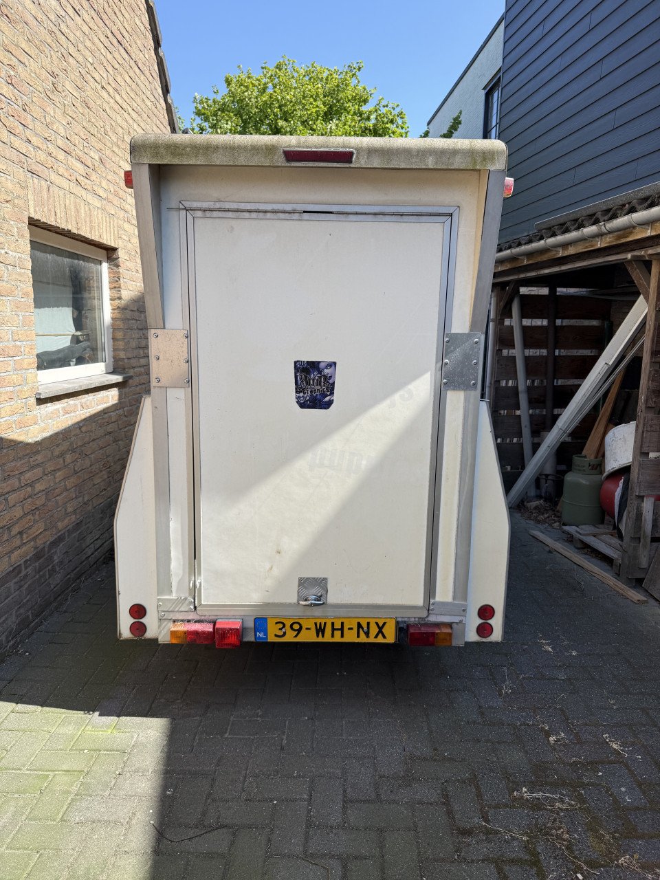 Gesloten aanhanger geremd