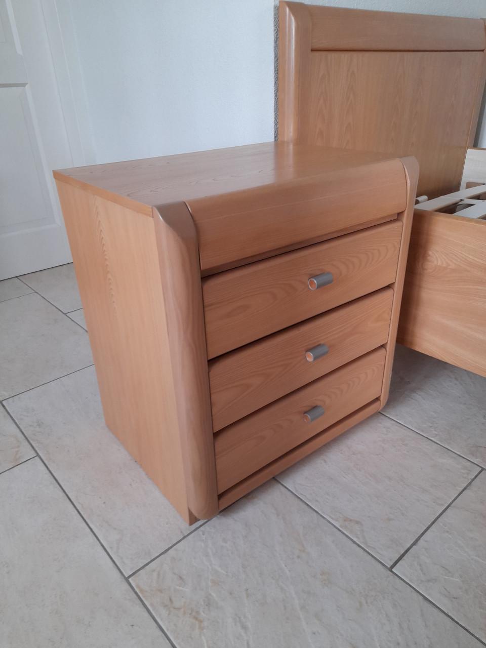 Senioren bed  met nachtkastje 90 x 200 (in goede nette staat )