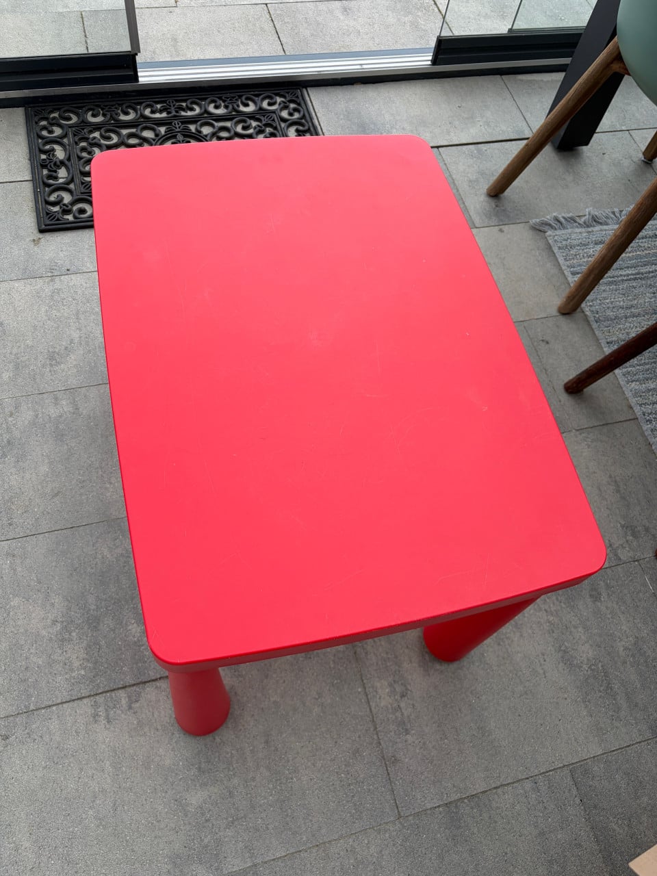 IKEA kindertafel rood met 2 groene stoeltjes