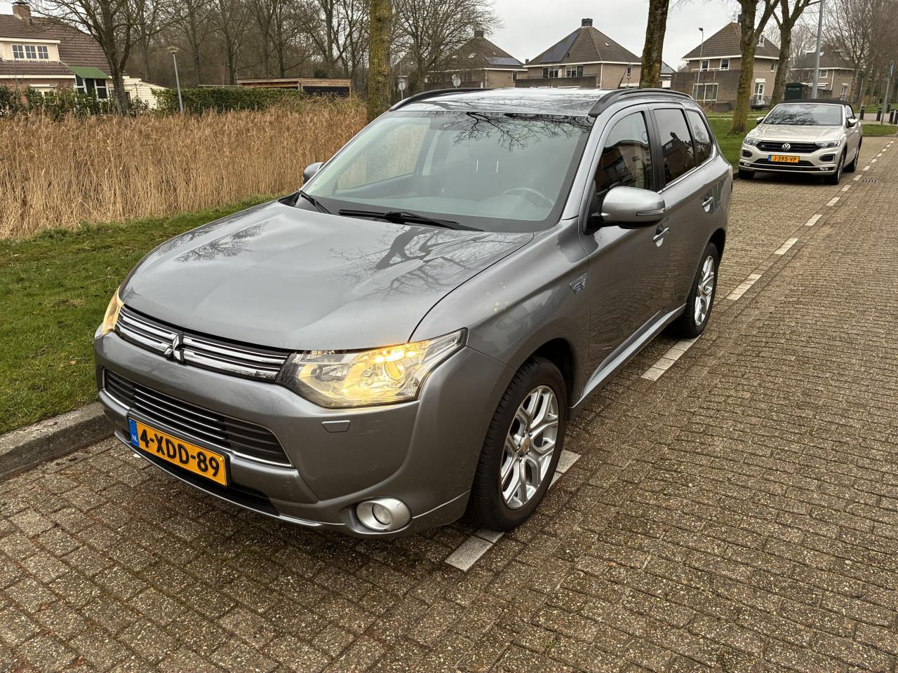 Mitsubishi Outlander PHEV 2014