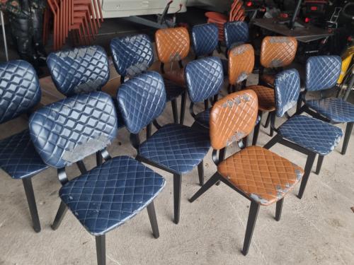 Partij van 22 cognac en donkerblauwe stoelen