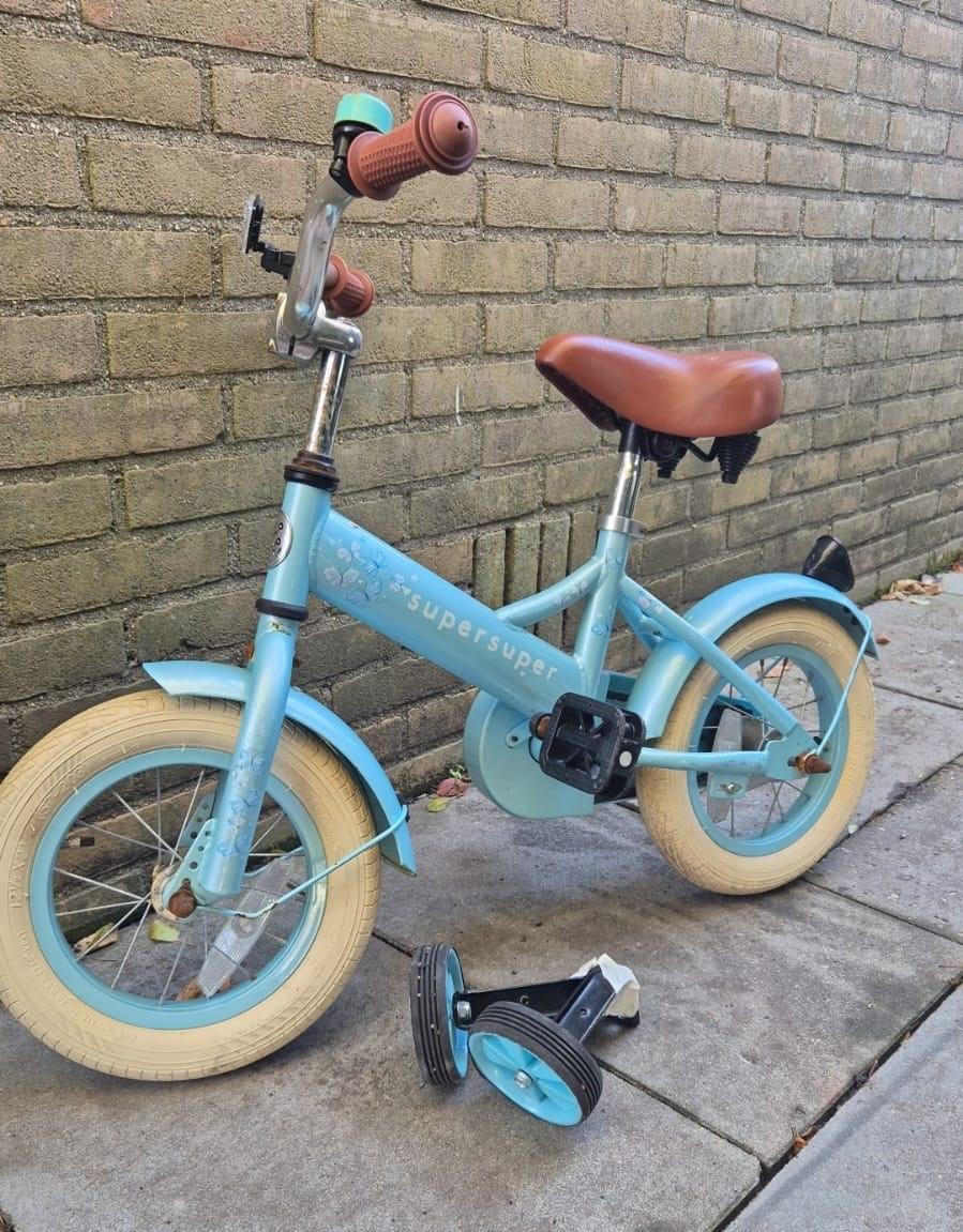 Kinder fiets 12 inch met zijwieltjes, en een step
