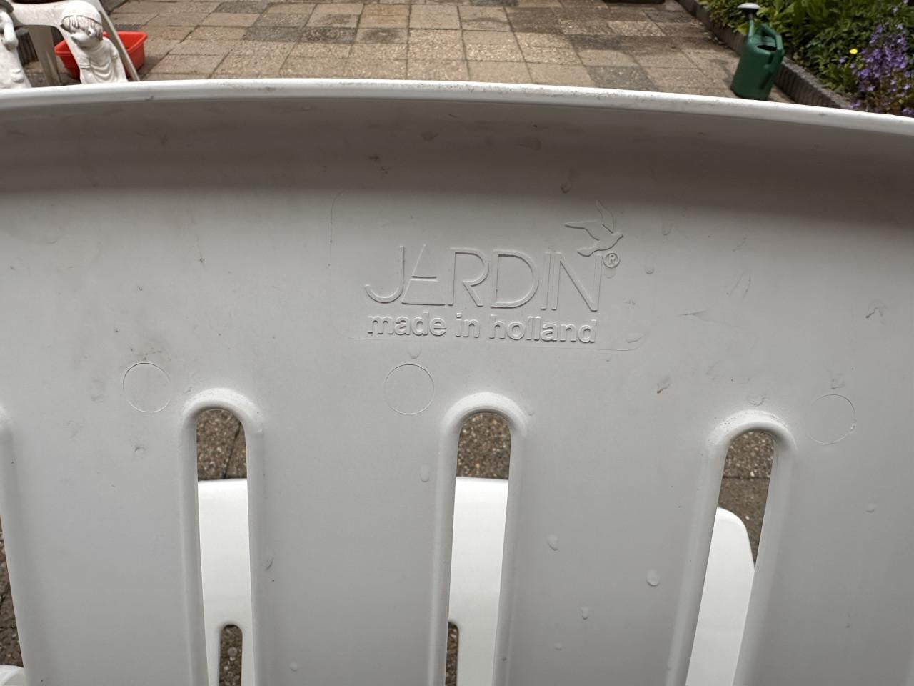 4 MOOIE EN IN PERFECTE STAAT ZIJNDE VERSTELBARE KUNSTOF TUINSTOELEN.