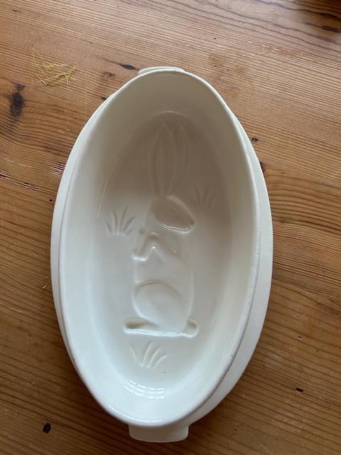 Oude Puddingvorm  haas, met onderbord.