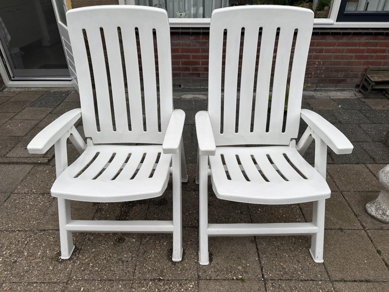 4 MOOIE EN IN PERFECTE STAAT ZIJNDE VERSTELBARE KUNSTOF TUINSTOELEN.