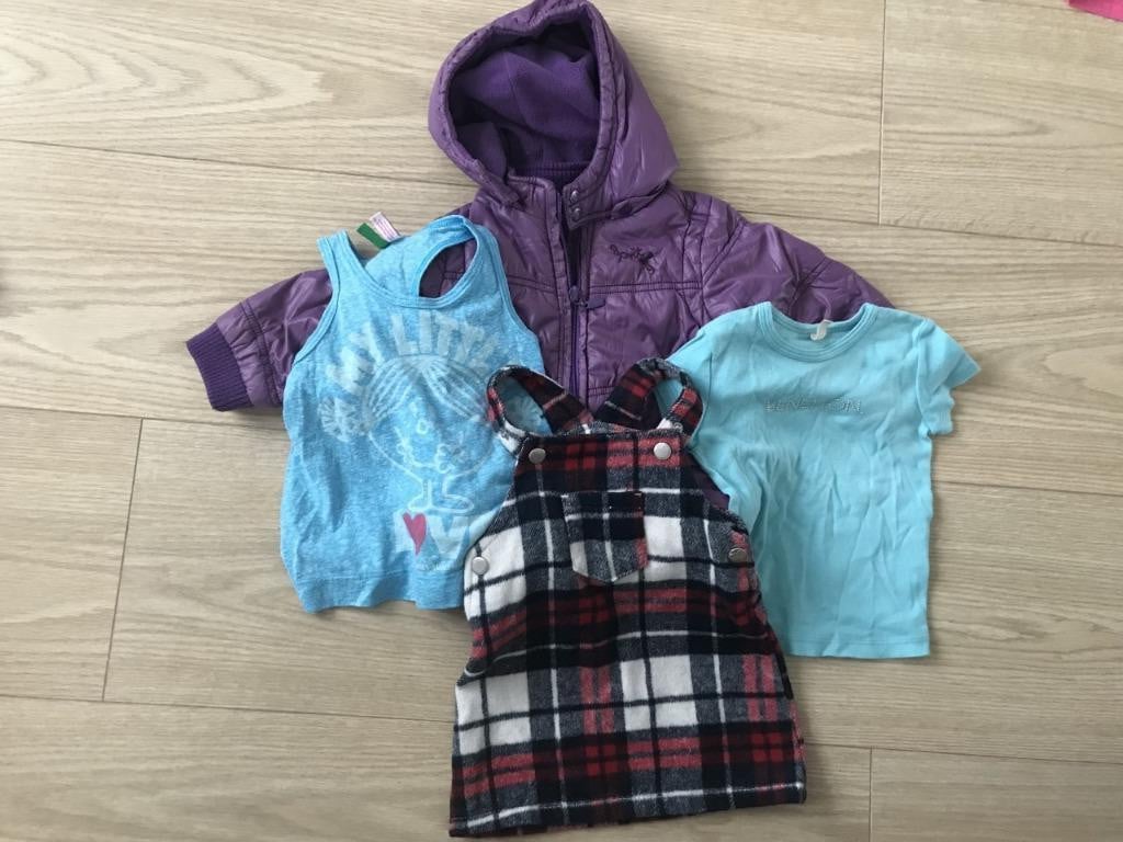Pakketje meisjeskleding maat 80 (jasje, hemdje, jurkje, shirt)