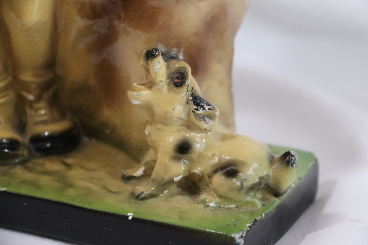 Antiek Beeldje Meisje met handje en bloemen