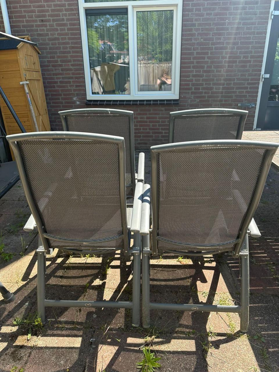 Vier tuinstoelen + opbergbak + tuintafel
