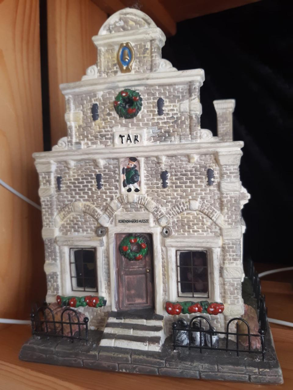 4 decoratieve KERSTHUISJES keramiek