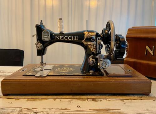 Vintage naaimachine Italiaans design