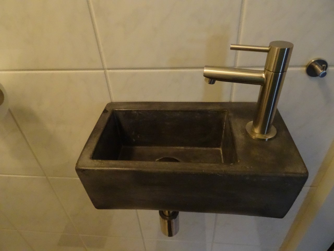 Zwaar betonnen wc fonteintje, wasbakje van het merk Solidus