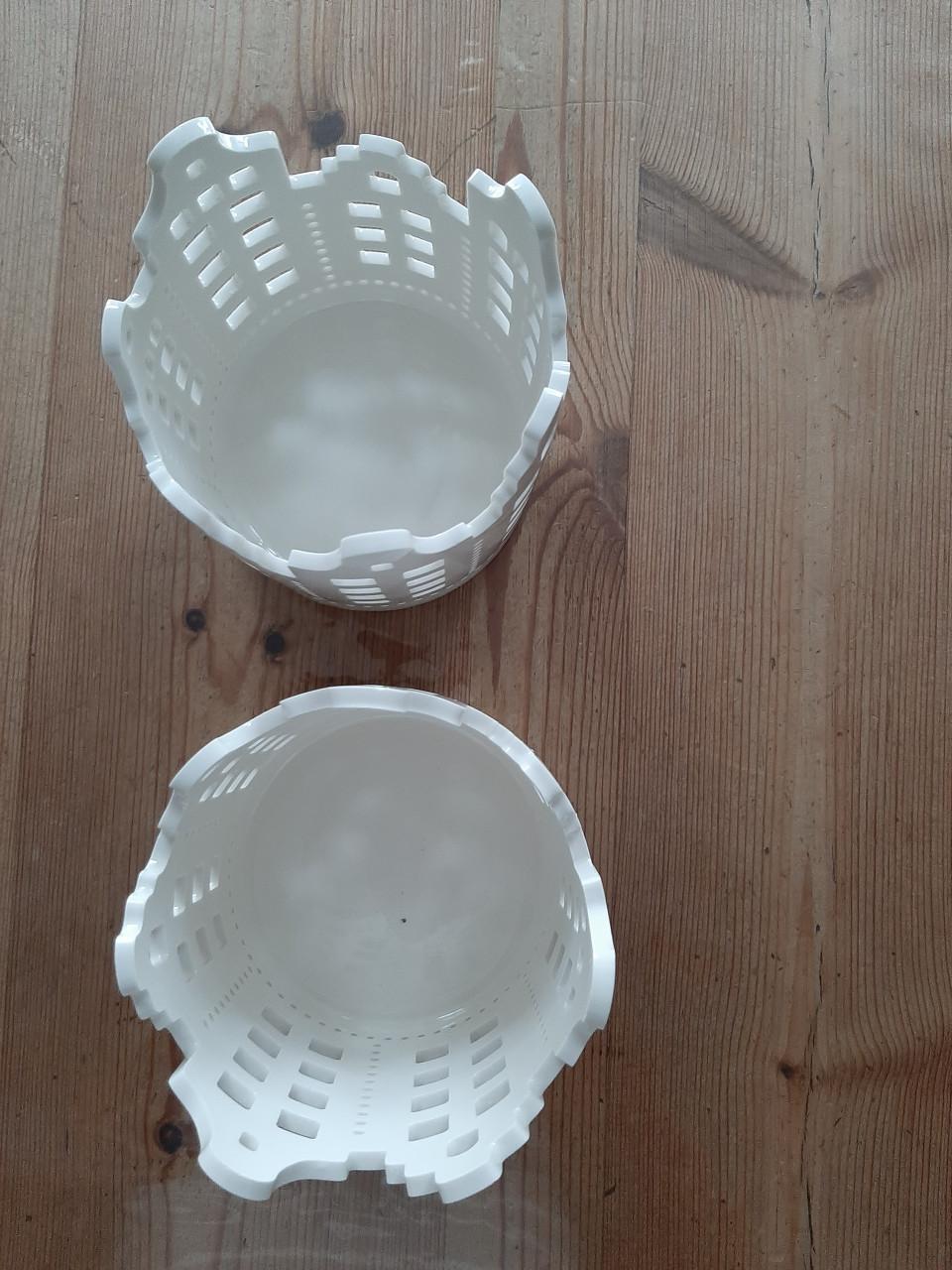 2 PORSELEINEN WINDLICHTEN - HUISJES MODEL - DIA10,5 CM - HG 11,5 CM