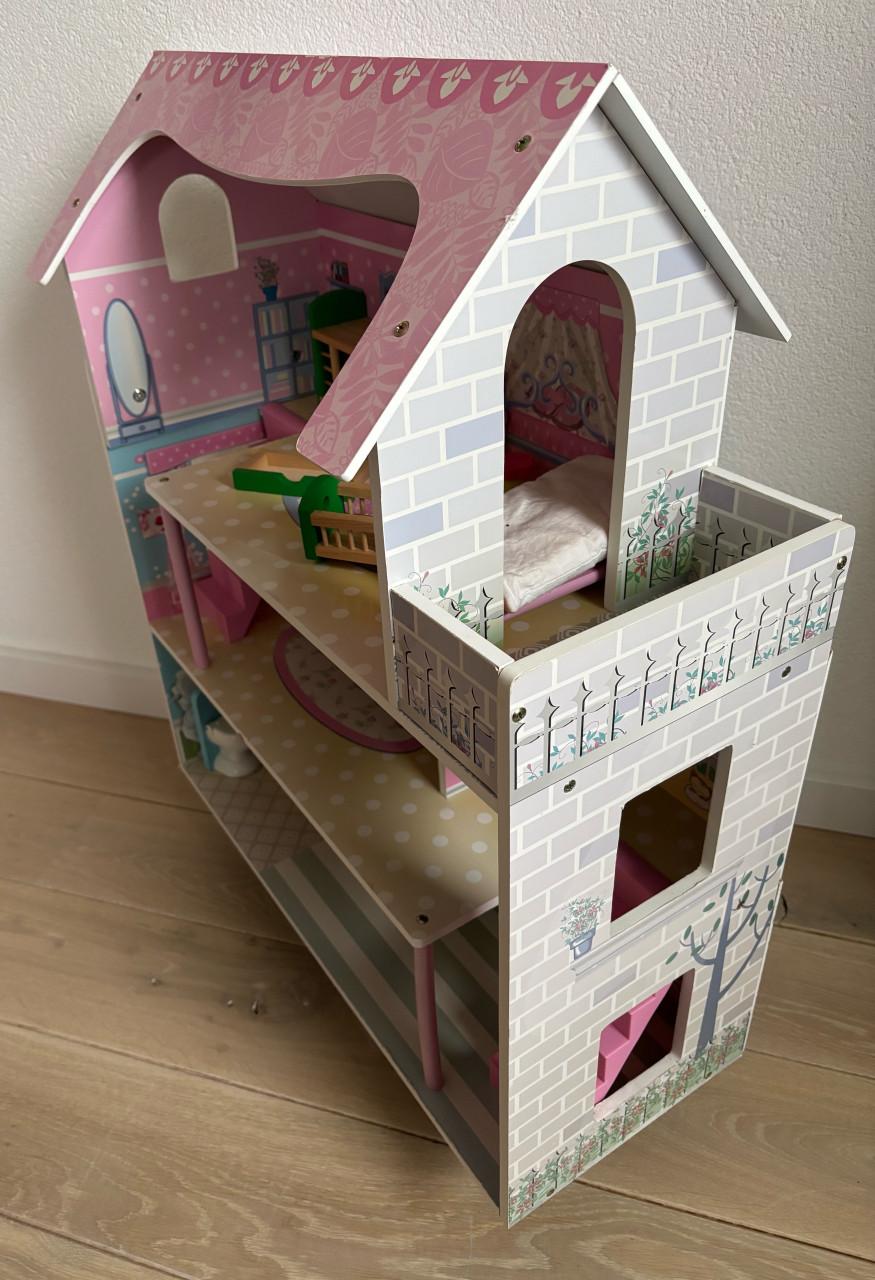 Poppenhuis en keukentje te koop